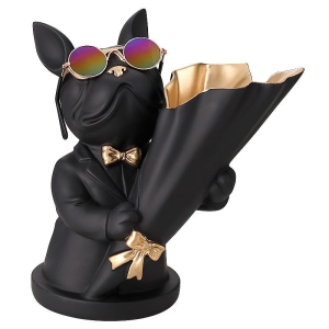 Butler Charlie stående med blomstervase